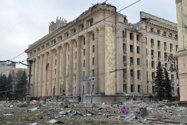 지난 1일(현지 시간) 우크라이나 제2 도시인 하리코프시의 청사가 러시아군의 공격을 받아 파괴되면서 길거리에 잔해가 나뒹굴고 있다. 연합뉴스