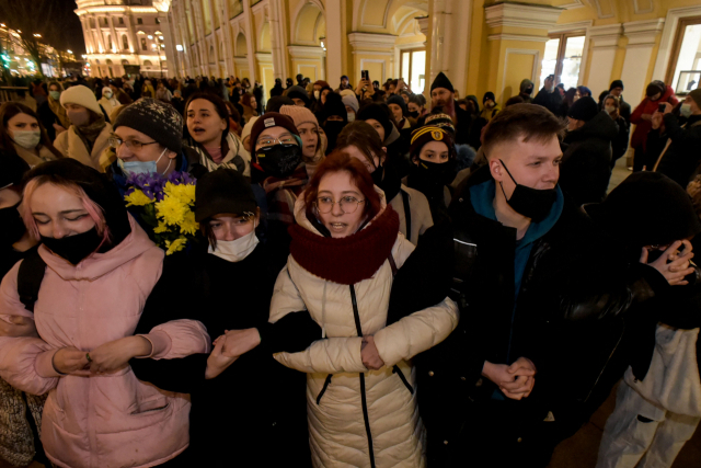 1일(현지 시간) 러시아 상트페테르부르크에서 사람들이 서로 팔짱을 끼고 러시아의 우크라이나 침공을 규탄하는 시위를 벌이고 있다. AFP연합뉴스