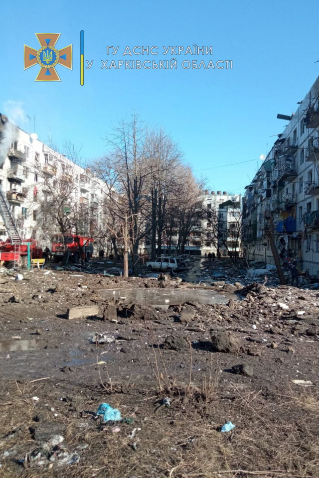 러시아의 침공 직후인 지난달 24일(현지시간) 우크라이나 동부의 도시 추위브(러시아명 추구예프)의 한 아파트가 러시아의 폭격으로 폐허가 되었다. /로이터 연합뉴스