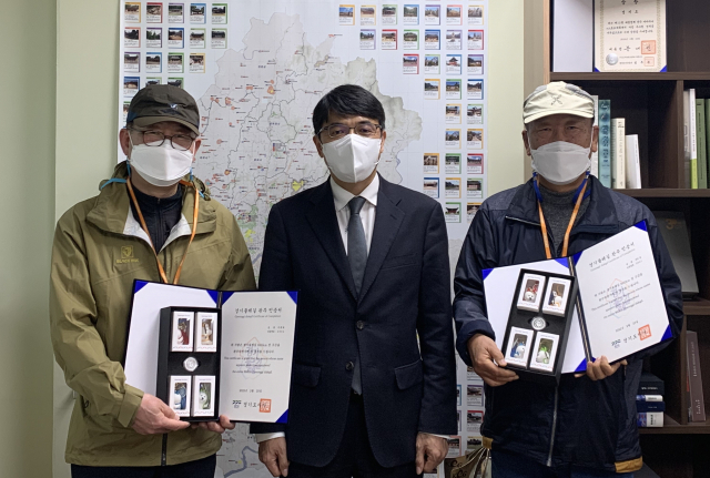 이석범(가운데) 경기도문화체육국장이 경기둘러길 완주자들에게 완주인증서를 전달하고 기념촬영을 하고 있다. /사진제공=경기도