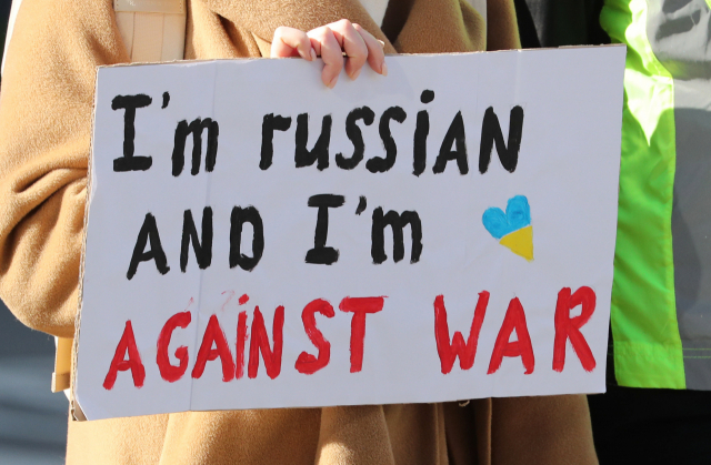 지난달 28일 독일 쾰른에서 열린 평화 집회에서 한 참가자가 ‘나는 러시아인이며 전쟁에 반대한다’고 적힌 팻말을 들고 있다. EPA연합뉴스