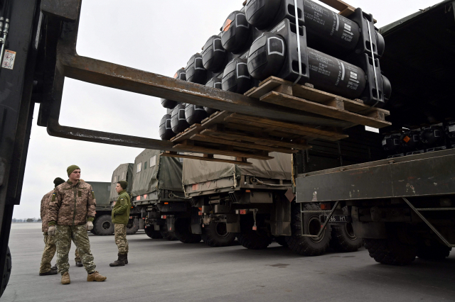 지난달 11일 우크라이나 군인들이 키이우(키예프) 보리스필 공항에서 미국이 우크라이나에 군사적 지원의 일환으로 제공한 재블린 대전차 미사일을 트럭에 싣고 있다. AFP연합뉴스