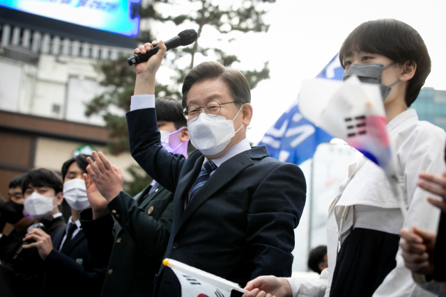 이재명 더불어민주당 대선 후보가 1일 서울 명동에서 열린 '3·1정신으로 여는 대한민국 대전환!' 서울집중유세에서 청년들과 만세삼창 삼행시를 짓는 퍼포먼스를 하고 있다. /성형주 기자