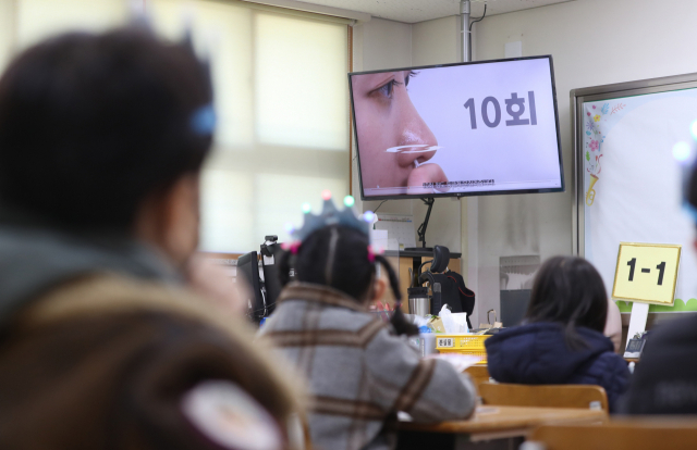 2일 오전 경기도 수원시 팔달구 매여울초등학교에서 1학년 신입생들이 코로나19 자가진단키트 사용법을 배우고 있다./연합뉴스