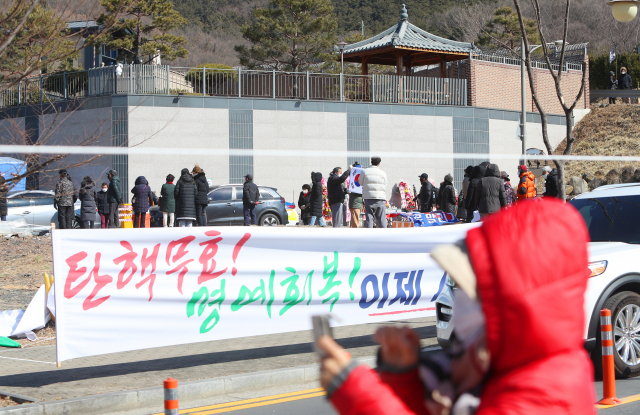 박근혜 전 대통령이 퇴원 후 머무를 것으로 알려진 대구 달성군 한 전원주택 인근에 20일 박 전 대통령을 환영하고 지지하는 현수막이 걸려있다. /연합뉴스