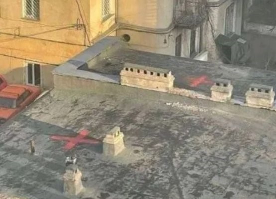 러시아 침공 이후 우크라이나 고층 건물 옥상 등에서는 의문의 'X' 표시가 발견되고 있다. /트위터 캡처