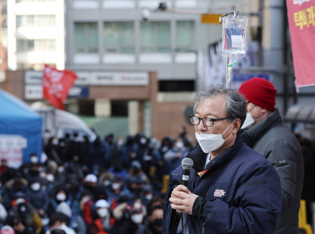 민주노총 전국택배노동조합(택배노조) 진경호 위원장이 2일 오후 서울 중구 CJ대한통운 본사 앞에서 파업 철회 및 합의 관련 입장을 발표하고 있다. /연합뉴스