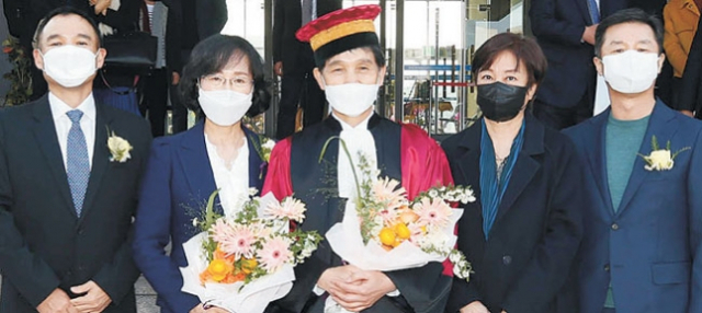 왼쪽부터 故 김정주 NXC 이사, 안은경 여사, 이광형 총장. 사진 제공=KAIST