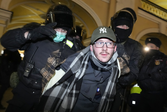 러시아 경찰이 1일(현지 시간) 상트페테르부르크에서 우크라이나 침공 반대 시위 참가자를 체포하고 있다. AP연합뉴스