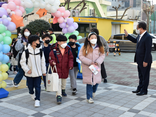 신학기 첫 등교일인 2일 오전 부산 부산진구 개금초에서 학생들이 등교하고 있다. 사진 제공=연합뉴스