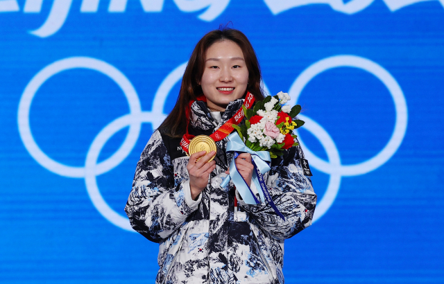 2022 베이징 동계올림픽 쇼트트랙 여자 1,500m에서 금메달을 획득한 한국 쇼트트랙 대표팀 최민정이 지난달 17일 오후 중국 베이징 메달 플라자에서 열린 메달 수여식에서 금메달을 목에 건 뒤 환하게 웃고 있다. /연합뉴스