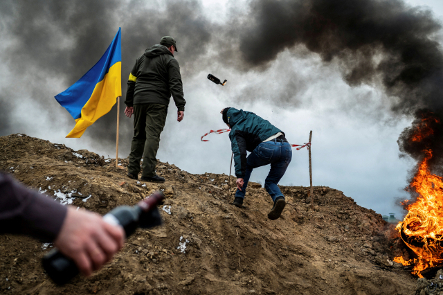 1일(현지시간) 우크라이나 서북부 지토미르에서 주민들이 러시아군에 맞서기 위해 화염병 투척 훈련을 하고 있다. /연합뉴스