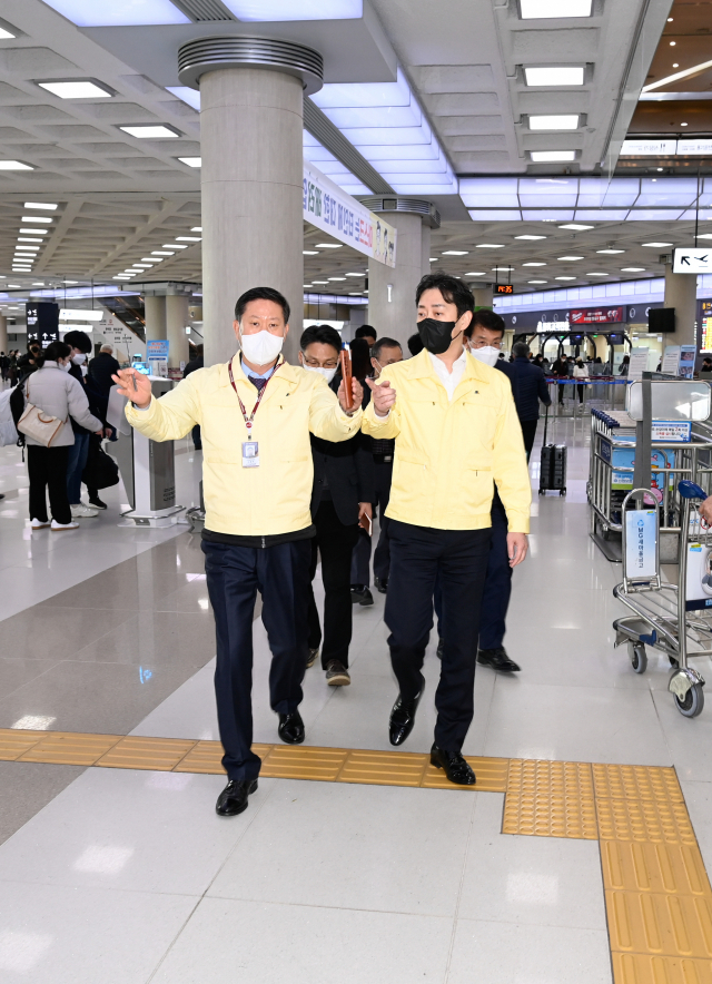 윤형중 한국공항공사 사장이 제주국제공항 여객청사에서 코로나19 방역상황을 점검하고 있다./한국공항공사 제공