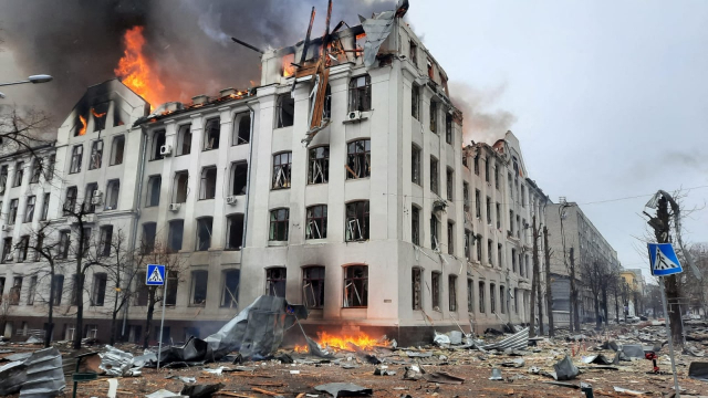 2일(현지시간) 우크라이나 수도 키이우(키예프)에 위치한 경찰청 건물이 러시아의 폭격으로 불타고 있다.이날 키이우에서 50㎞가량 떨어진 보로드얀카에서는 러시아군의 공습으로 아파트 2채가 파괴되고 우크라이나 제2 도시인 하르키우(하리코프)에 러시아 공수부대가 진입해 현지 병원을 공격하는 등 러시아의 공세 수위도 거세지고 있다. AFP연합뉴스
