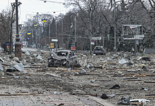 1일(현지 시간) 우크라이나 제2 도시인 하르키우(하리코프) 거리가 러시아군의 공격으로 초토화된 채 파손된 차량 등 각종 잔해로 가득하다. 러시아군이 침공 엿새째인 이날 우크라이나 동부 도시 하르키우와 수도 키이우(키예프), 남부 도시 헤르손 등을 중심으로 무차별 포격과 폭격에 나서면서 민간인 피해도 속출했다. EPA연합뉴스