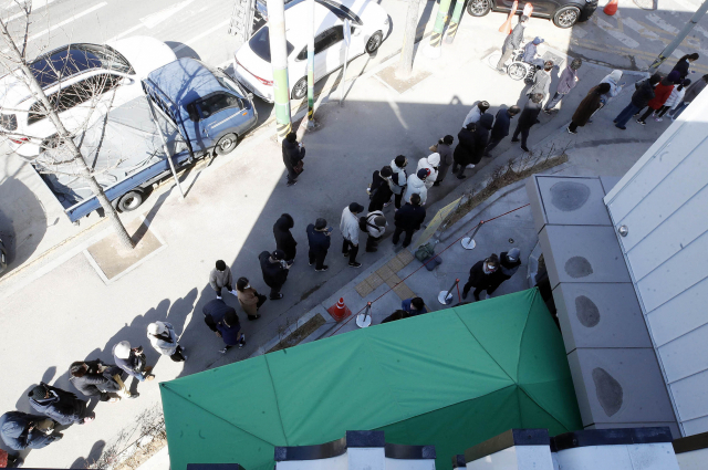 2일 오후 광주 북구 상시선별진료소 밖에까지 코로나19 PCR 검사를 받으려는 시민들이 순서를 기다리고 있다. /연합뉴스