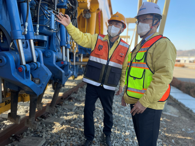 나희승 코레일(오른쪽) 사장이 2일 충북 청주의 고속시설사업단을 찾아 신형 선로보수장비인 멀티플타이템퍼(MTT)를 살펴보고 있다. 사진제공=한국철도