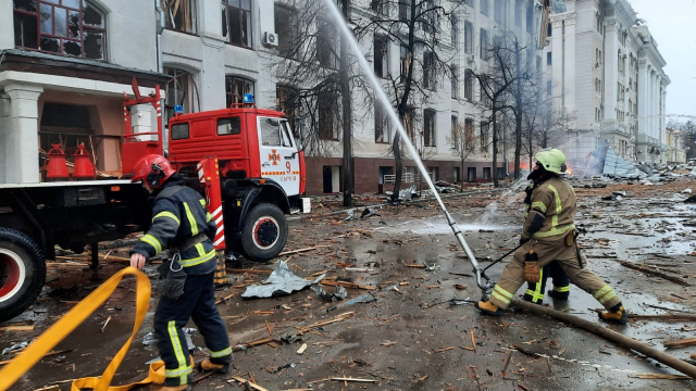 2일(현지시간) 우크라이나 제2 도시 하르키우에서 러시아군의 포격으로 지역 경찰서에 불이 붙자 현지 소방관들이 불을 끄고 있다./연합뉴스