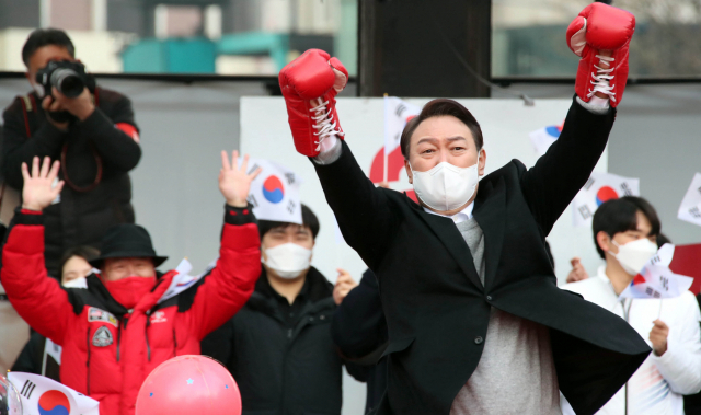 윤석열 국민의힘 대선 후보가 1일 오후 서울 서대문구 현대백화점 신촌점 유플렉스 앞에서 열린 유세에서 권투인 홍수환 씨로부터 선물 받은 챔피언 글로브를 끼고 어퍼컷 세리머니를 하고 있다. /연합뉴스