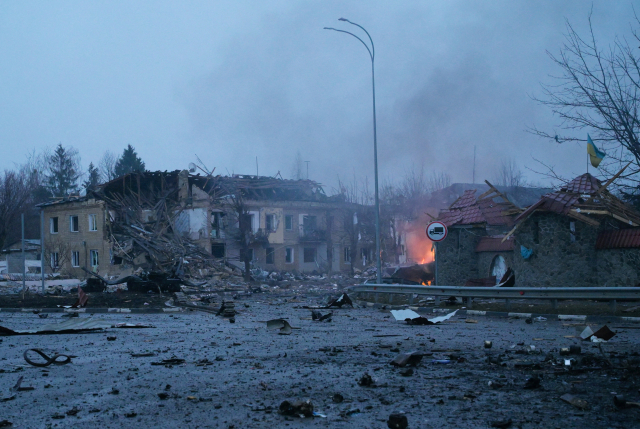 우크라이나 키이우주의 보로디안카 지역의 주거 건물들이 2일(현지시간) 포격으로 인해 피해를 본 모습. /연합뉴스