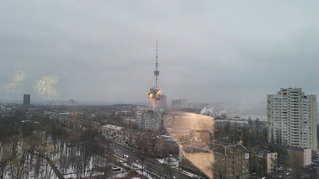 우크라이나 수도 키예프 서북부에 위치한 TV 송신타워가 1일(현지시간) 러시아군의 폭격으로 폭발하고 있다. /SNS 캡처