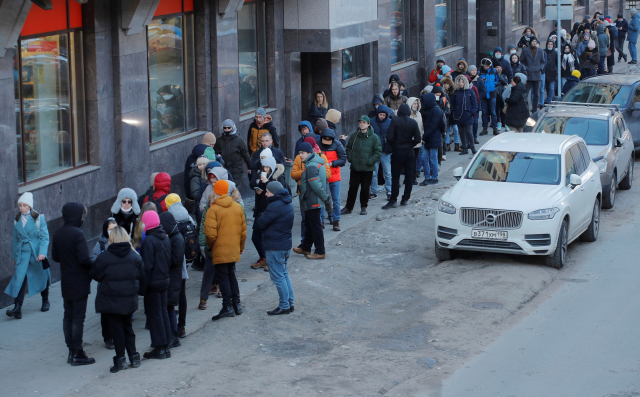 러시아 상트페테르부르크의 주민들이 현금자동인출기(ATM) 앞에 장사진을 치고 있다. 이날 러시아 각지에서는 루블화가 붕괴할지 모른다는 두려움으로 달러화 인출이 잇따랐다./연합뉴스