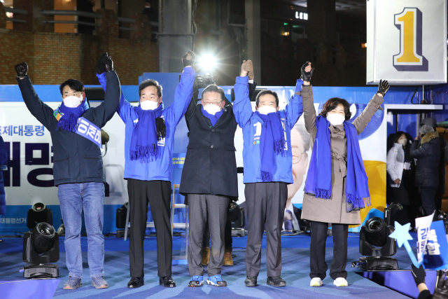 이재명 더불어민주당 대선 후보가 지난달 15일 서울 고속버스터미널 앞에서 열린 유세에서 선대위 지도부와 손을 맞잡아 들어 지지를 호소하고 있다. 오른쪽부터 추미애 명예선대위원장, 정세균 상임고문, 이 후보, 이낙연 총괄선대위원장, 박용진 공동선대위원장./연합뉴스