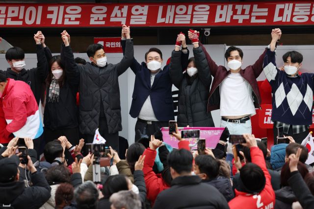 윤석열 국민의힘 대선 후보가 지난달 19일 울산 롯데백화점 울산점 앞에서 열린 유세에서 연설을 마친 뒤 청년들과 함께 인사하고 있다./연합뉴스