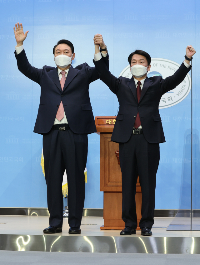 국민의힘 윤석열 대선 후보와 국민의당 안철수 대선 후보가 3일 오전 국회 소통관에서 단일화 기자회견을 마치며 포즈를 취하고 있다. /국회사진기자단
