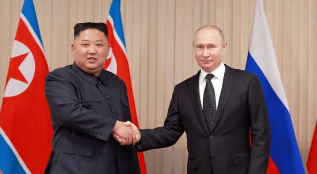 김정은 북한 국무위원장과 블라디미르 푸틴 러시아 대통령이 회담에 앞서 기념사진을 촬영하고 있다. /연합뉴스
