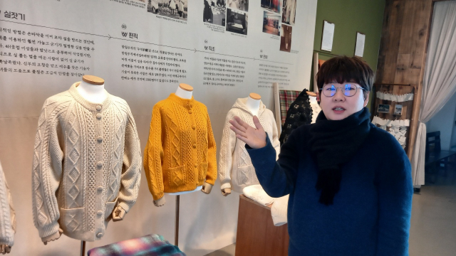 고선영 재주상회 대표가 한림수직 전시회가 열리고 있는 제주도 한림 성이시돌센터에서 원래 한림수직에서 만든 스웨터에 대해 설명하고 있다.