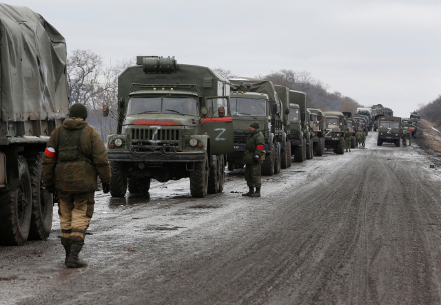 우크라이나 동부의 '루한스크 인민공화국' 소속 군용차량이 27일(현지시간) 도로상에 도열하고 있다. /연합뉴스