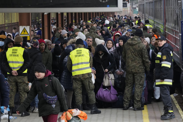 우크라이나 피란민들이 지난달 27일(현지시간) 접경 국가인 폴란드의 기차역에 도착해 대기하고 있다./AP 연합뉴스