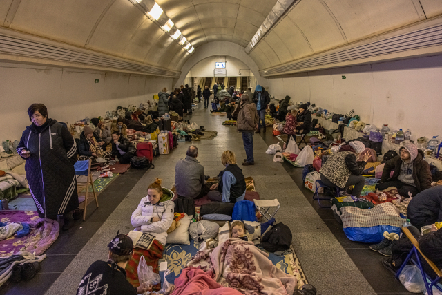 러시아의 침공이 일주일 넘게 지속되는 가운데 2일(현지 시간) 우크라이나 수도 키이우(키예프) 시민들이 러시아의 포격을 피해 지하철역 내에서 무리를 지어 노숙을 하고 있다. EPA연합뉴스