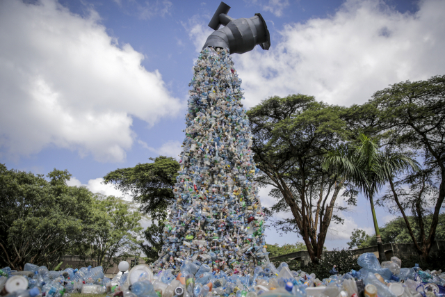 2일(현지 시간) 케냐 나이로비에 있는 유엔환경계획(UNEP) 본부 앞에 수도꼭지에서 플라스틱 폐기물이 쏟아지는 것을 형상화한 조형물이 설치돼있다. AP연합뉴스