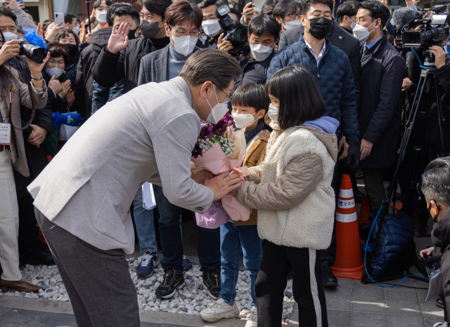 이재명 더불어민주당 대선 후보가 지난달 28일 경주 황리단길 유세에서 한 아이가 건내는 꽃다발을 받고 있다. / 연합뉴스