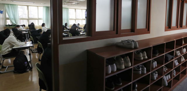 개학일인 2일 오전 울산시 북구 달천중학교 한 교실에 등교한 학생들이 앉아 있다. /연합뉴스