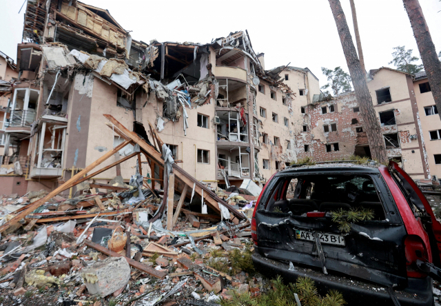 우크라이나 수도 키이우(키예프)의 이르핀에 있는 아파트 건물이 2일(현지시간) 러시아군의 포격으로 인해 무너져 내렸다./연합뉴스