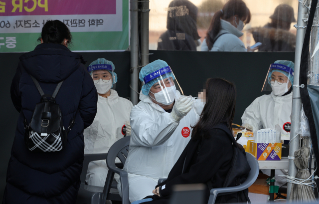 3일 오전 서울역 임시선별검사소에서 시민들이 신속항원검사를 받고 있다. 연합뉴스