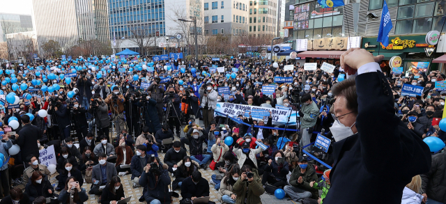 이재명 더불어민주당 대선후보가 3일 오전 서울시 강서구 발산역 1번 출구 앞에서 열린 '강서는 이재명으로 결정했어요!' 강서 유세에서 지지자에게 인사하고 있다. / 국회사진기자단