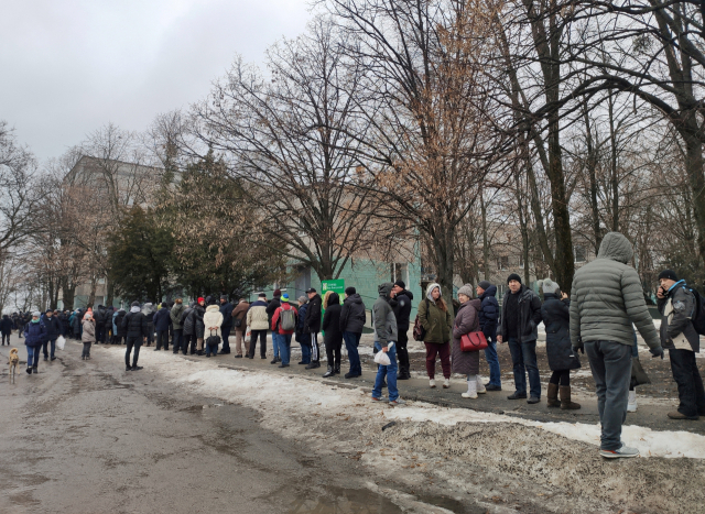 2일(현지시간) 우크라이나 제2 도시 하르키우(하리코프)의 한 병원 외부에서 주민들이 음식을 받기 위해 길게 줄지어 서 있다. 로이터연합뉴스