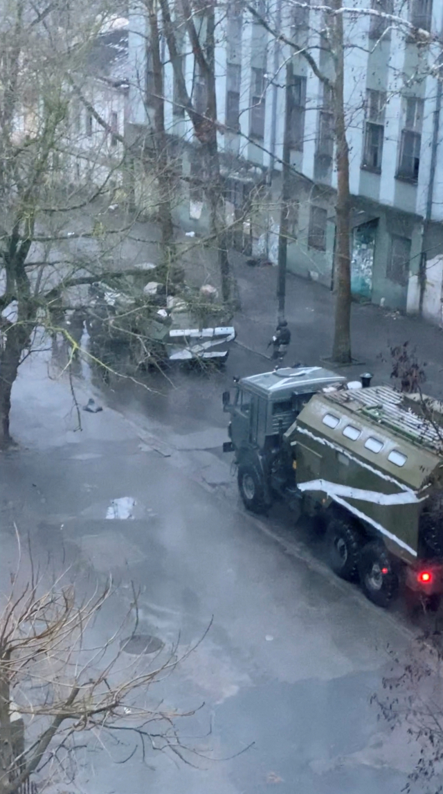 지난 1일(현지시간) 러시아 군용 트럭과 탱크가 우크라이나 남부도시 헤르손의 한 거리를 지나가고 있다. /로이터연합뉴스
