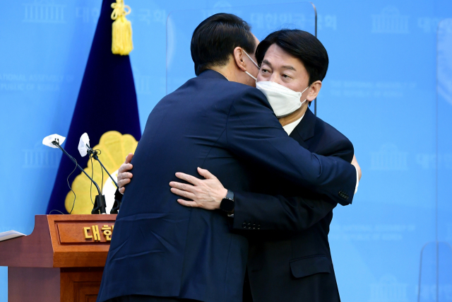 윤석열 국민의힘·안철수 국민의당 대선 후보가 3일 단일화 기자회견을 한 뒤 포옹하고 있다./성형주 기자