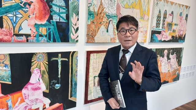 심상용 서울대미술관장이 '밤을 걷는 아이들' 전시회에 참여한 왕선정 작가의 작품들을 소개하고 있다.