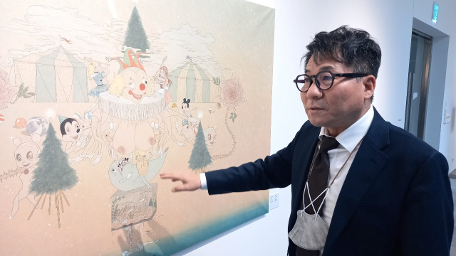 심상용 서울대미술관장이 전시 중인 권순영 작가의 작품에 대해 설명하고 있다.