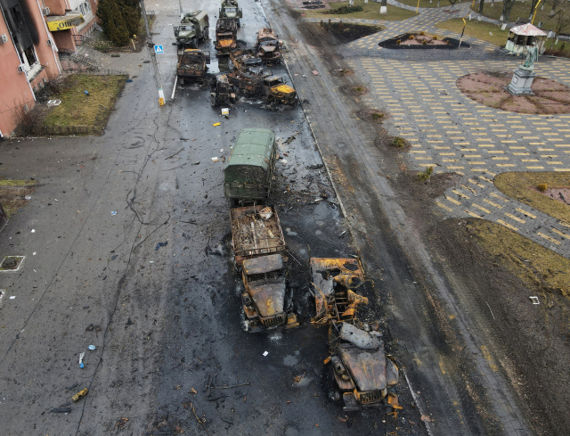 우크라 수도권 도로에 파괴된 채 널브러진 러시아군 차량 ./연합뉴스