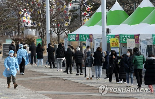 코로나19 검사소에 긴 줄 /사진=연합뉴스