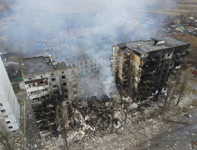 3일(현지시간) 우크라이나 수도 키이우(키예프) 외곽 보로디얀카의 주거지역에 있는 아파트가 러시아군의 폭격에 초토화한 모습을 드론으로 촬영한 사진. 연합뉴스