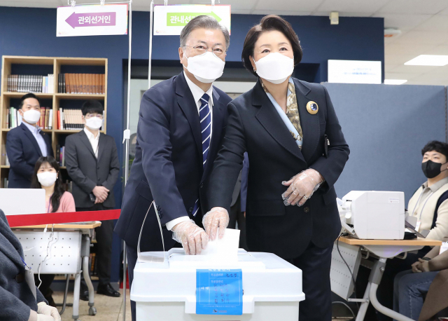 문재인 대통령과 김정숙 여사가 4일 오전 서울 종로구 삼청동 주민센터에 마련된 제20대 대통령선거 사전투표소에서 투표하고 있다. /연합뉴스