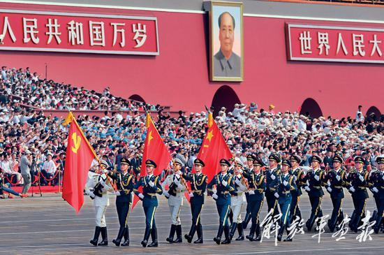 중화인민공화국 건국 70주년을 맞아 1일 베이징 천안문 광장에서 당기, 국기, 군기를 들고 군인들이 행진하고 있다. 신화망